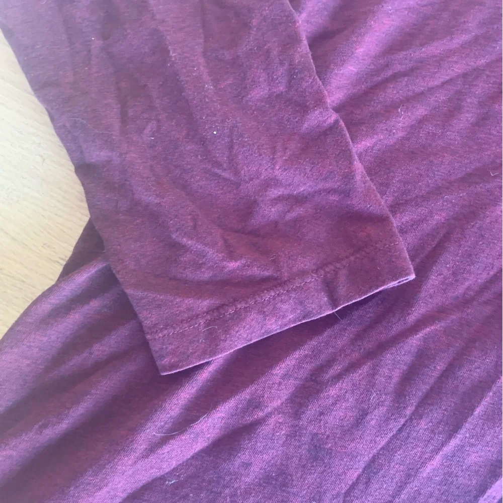 Banana Republic Fitted Crew Long Sleeve Tee Shirt men’s Burgundy Medium Preloved - Picture 4 of 8